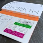 "MORPHO" in großen Buchstaben oben links, darunter Illustrationen von Körperteilen in Grün und Magenta auf einer aufgeklappten Broschüre.