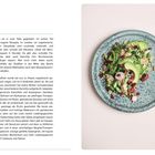 Text beschreibt vegane und vegetarische Rezepte sowie persönliche Essensgeschichten. Rechts ein Teller mit Avocado-Salat.