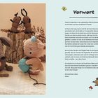 Vorwort von Sabine: Herzlich willkommen in der zauberhaften Welt der kleinen Eule mit der Beule und ihrer wunderbaren Freunde!  
Häkelfiguren: Hund mit Blume, Bär mit blauem Kopfband, zwei kleine Ameisen auf Baumstumpf. Kleines Igel-Logo.