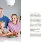 Vorwort. Ein lachendes Paar mit zwei Kindern sitzt um einen Tisch mit Beeren, Marmelade und Pancakes.
