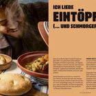 ICH LIEBE EINTÖPFE (... UND SCHMORGERICHTE). Eine Person lächelt und serviert dampfenden Eintopf mit Brot.