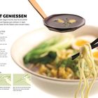 SHIO-DASHI-RAMEN MIT MEERESFRÜCHTEN. Eine Schale mit Ramen, Garnelen, Lachs und Gemüse; Stäbchen liegen darauf.