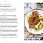 Text: "Wiener Schnitzel mit Petersilienkartoffeln." Teller mit Schnitzel, Petersilienkartoffeln, Zitronenscheibe; Besteck daneben.