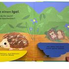 "Ich sehe einen Igel. Siehst du ihn auch? Und seine Geschwister?" Illustration mit Igeln und Pflanzen.