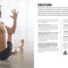 EINLEITUNG: Fitness mit Yoga steigern. Yoga hilft Männern, sich besser zu bewegen, besser zu fühlen, besser auszusehen. Links im Bild ein Mann in Sportkleidung in Yoga-Pose sitzend.