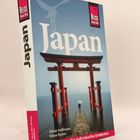 „Japan“, „Oliver Hoffmann, Kikue Ryuno“, „Reiseführer für individuelles Entdecken“. Bild von einem Torii im Wasser.