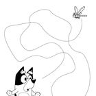 "Bluey sieht eine Libelle. Fahre die Flugspur der Libelle mehrmals mit verschiedenen Farben nach!" Illustration eines Hundes und einer Libelle mit einer Flugspur.