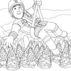 Feuerwehrmann im Seilabstieg über Bäumen, lächelnd, mit Helm und Sicherheitsgurten, in hügeliger Landschaft.