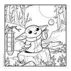 Eine Figur mit großen Ohren lächelt und hält die Hand hoch. Sie steht auf einem Baumstumpf in einem Wald.