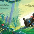 Texte: 

Links: 
„Da sagte ihm Hase: ‚Jetzt ist es genug. Sich bloß zu verstecken, das ist nicht sehr klug. Ich stehe dir bei..."

Rechts:
„Ein jeder hat Angst, mal ein bisschen, mal mehr. Doch sich ihr zu stellen, das hilft, und zwar sehr!"

Unten:
„Das kann man üben, wie sprechen und gehen …“

Illustration: Ein Bär mit Helm und rotem Schal, ein Hase und ein Vogel in einem farbenfrohen Wald.