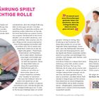 Logo mit Text: "Die Ernährung spielt eine wichtige Rolle". Zwei Männer trainieren, einer in weiß, einer in blau. Links Zucchini.