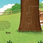 Puzzle-Illustration: Weide mit Kuh hinter Baum, grasend in einer idyllischen Landschaft mit Scheune und Schmetterling.