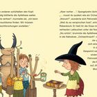 Eine lustige Hexe gibt Kekse aus. Kinder und ein Käfer schauen gespannt zu. Alle wirken fröhlich und neugierig.