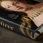 Buchtitel: "Dürer". Abgebildet ist ein Gemälde mit einem Porträt einer Frau. Der Buchrücken hat einen goldenen Schriftzug.