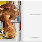 "This book is dedicated to everyone who contributed to The Gourmand journal (2012–2020)." Links ein großer Pilz und Gänseblümchen.