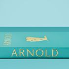 „ARNOLD“ in großen Lettern, darunter der Name „DIAN HANSON“. Ein türkisfarbenes Buch mit goldener Verzierung.