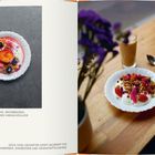 GEBACKENE PFIRSICHE, BROMBEEREN, PFIRSICHKOMPOTT UND HIBISKUSPULVER. Ein Teller mit Früchten, Müsli und Joghurt.