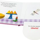 Links steht ein gereimter Text über Gäste. Rechts ist eine Illustration mit Libelle, Raupe und Snacks.