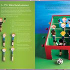 "1. FC Wäscheklammer: Anleitung für ein Tischfußballspiel mit Wäscheklammern und Papier." 

Links: Wäscheklammer-Figuren. Rechts: Miniaturkickerfeld.