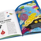 "Die Farben der Tiere" steht im Text. Links sind Beschreibungen von Tieren, wie Marienkäfer und Feuersalamander. Rechts eine bunte Meeresillustration.