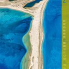 Der Text zeigt die Zahl "2" und die Zahlen "01" bis "28" in einer Liste. Eine schmale Landzunge erstreckt sich im blauen Meer.