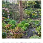 Text: 02, MON 01, DIE 02, MIT 03, DON 04, FRE 05, SAM 06, SON 07. Ein Garten mit blühenden Pflanzen und Bäumen.