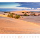 Text: "Sandskulpturen im Naturpark Corralejo auf der kanarischen Insel Fuerteventura. Spanien." Sanddünen mit Pflanzen.