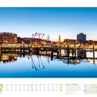 Februar 2027 Kalender; Text über Nord-Ostsee-Wanderweg. Stadtansicht mit beleuchteten Gebäuden und Hafen am Abend.