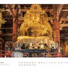 "02 JAPAN" zeigt den Buddha im Tōdai-ji Tempel in Nara. Eine große goldene Buddha-Statue umgeben von Holzsäulen.