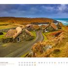 02 SCHOTTLAND, GEARRANNAN BLACKHOUSES AUF DER ISLE OF LEWIS. Strohhäuser an einem Küstenabschnitt unter bewölktem Himmel.