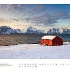 02 HURTIGRUTEN, einsames Haus in der Morgendämmerung, Troms, Norwegen. Rotes Haus, verschneite Landschaft, Berge, Meer.