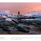 02 NORWEGEN. Sonnenuntergang, schneebedeckte Berge, Leuchtturm auf Felsen am Meer.