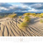Kalenderseite für Februar. Sanddünen mit Gras, windgeformte Muster, blauer Himmel, Wolken und Meer im Hintergrund.