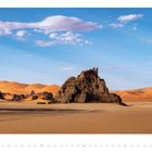 FEBRUAR 01 02 03 04 05 06 07 08 09 10 11 12 13 14 15 16 17 18 19 20 21 22 23 24 25 26 27 28.  

Eine Wüstenlandschaft mit Felsen, Sanddünen und blauem Himmel.