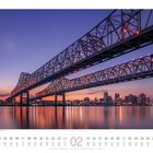 Kalender für Februar 2023. Foto: Skyline bei Sonnenuntergang, zwei Brücken im Vordergrund, Gebäude in der Ferne.