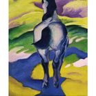 Eine blau-weiße Pferderückansicht in einer farbenfrohen Landschaft. Darunter Kalender für Februar.