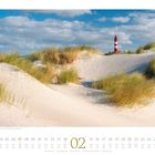 Kalenderseite Februar mit einem Leuchtturm auf einer Dünenlandschaft, blauem Himmel und Wolken.