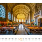 Text: „Bates Hall, Boston Public Library, USA“.  
Beschreibung: Ein großer, eleganter Lesesaal mit hohen Decken und langen Holztischen.