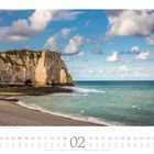 Kalenderblatt für Februar, zeigen die Klippen von Étretat, Frankreich. Meer im Vordergrund, Himmel mit Wolken.