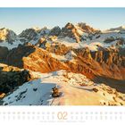 02. Februar, Kalender mit schneebedeckten Bergen in warmem Sonnenlicht, Lombergtal, Italien.