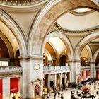 Kalenderblatt für Februar mit Eingangshalle des Metropolitan Museum of Art, verziert mit Bögen und Menschen im Raum.