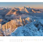 Kalenderseite mit Februar-Daten, darunter Berge in Schnee gehüllt im Sonnenaufgangslicht.