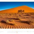 "02 Landschaft aus Sossusvlei in der Wüste Namib. Foto: Timo Allin." Sanddünen, blauer Himmel, vereinzelte Sträucher.