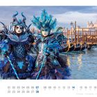 Text: „Maske im Karneval in Venedig, Venetien“. Zwei Personen in aufwendigen, blauen Karnevalskostümen. Im Hintergrund Wasser und Gebäude.