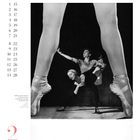 Zahlen auf der linken Seite mit 1 bis 28 angeordnet. Darunter Ballerina in arabesque Haltung, Beine und zwei Tänzer sichtbar.