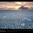 „Pfannkucheneis auf Spitzbergen“. Eisschollen in einer weiten, gefrorenen Landschaft, Berge im Hintergrund, Sonnenuntergang.