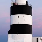 Kalenderseite mit Monat Februar, darüber ein Leuchtturm mit schwarz-weißen Streifen, daneben ein Mond am Himmel.