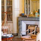 01 Januar, Mo 04, Di 05, Mi 06, Do 07, Fr 08, Sa 09, So 10. Ein klassisch eingerichteter Raum mit Kamin, Büchern und Stühlen.