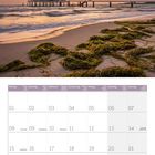 Kalender für Februar, Montag bis Sonntag. Bild: Seebrücke mit Gebäuden bei Sonnenuntergang, Meer, Himmel und Strand mit Seegras.