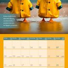 „Leben heißt nicht, dass der Sturm vorüberzieht, sondern lernen, im Regen zu tanzen.“ Zwei Enten im Regenmantel, Kalenderblatt für Februar 2027.